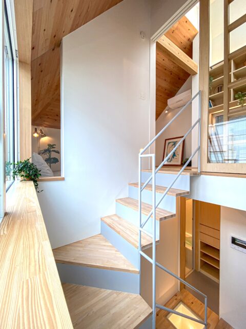 歩いているうちにくるくると景色が変わるのもスキップフロアの利点。家の中の移動が楽しいとお施主さま
