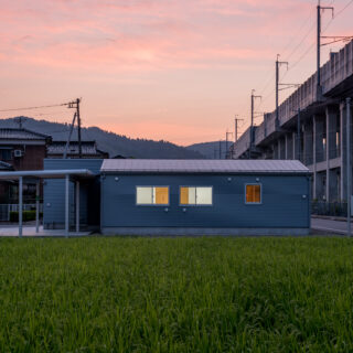東側から見た外観。田畑に隣接しているようだが、境界から3ｍ離してある。将来、田畑側に家が建っても問題がないようにという配慮だ