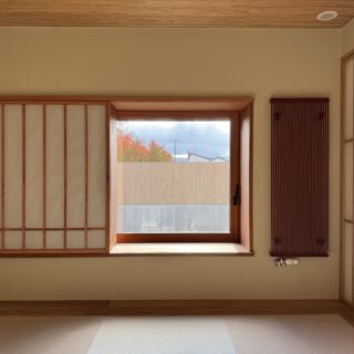 造作の窓は、場所によってすべて異なるデザインとした。同じ大きな窓が続くと、どの場所でも同じ景色となってしまう。部屋によって窓のデザインや配置を変えることで、窓から見える風景に変化をもたらす効果を狙った