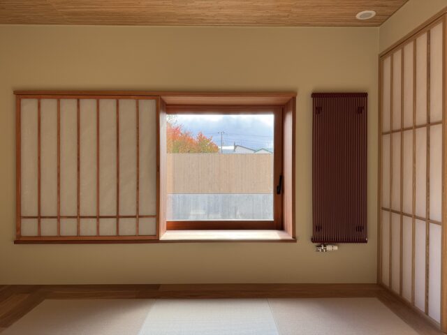 造作の窓は、場所によってすべて異なるデザインとした。同じ大きな窓が続くと、どの場所でも同じ景色となってしまう。部屋によって窓のデザインや配置を変えることで、窓から見える風景に変化をもたらす効果を狙った