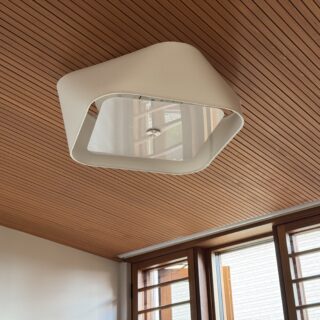 サーカディアンリズムに基づく自動調光調色機能を備えた照明。明るさだけでなく、青み・赤みも時間帯に合わせて自動で調光・調色できる。朝の目覚めや良質な睡眠に、とても効果的な設備だ