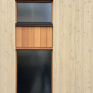 窓の横幅は外装材の道南杉の板幅と合うように細かく設計されている。大工さんの高い技術で実現できた
