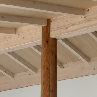 通常は柱に梁を乗せるが、この作品では丸い柱が天井まで伸び、梁を分断している。LDKの長辺が7.2ｍと長く、1本の梁では無理なので考え出されたアイデアだ。天井の高さを感じられるデザインも実現できた