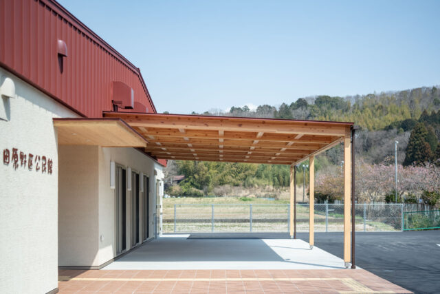 屋根広場と集会室をつなぐ開口部は、内外の床面の段差を極力なくし出入りしやすいよう配慮。サッシを全開すると、建物内部と外部がゆるやかにつながった、一連の大空間として利用できる