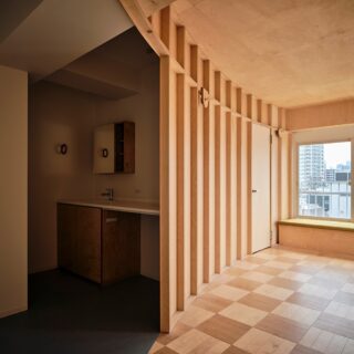 写真左はオリジナルで造作した洗面室。生活機能の空間として正円の壁（写真中央）の外側に配置している。広間側（写真右）の奥のドアを開けるとご主人の個室があり、広間を介してほかの空間へ行き来できるようになっている