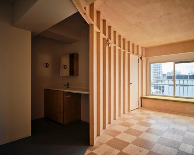 写真左はオリジナルで造作した洗面室。生活機能の空間として正円の壁（写真中央）の外側に配置している。広間側（写真右）の奥のドアを開けるとご主人の個室があり、広間を介してほかの空間へ行き来できるようになっている