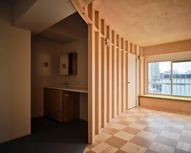 写真左はオリジナルで造作した洗面室。生活機能の空間として正円の壁（写真中央）の外側に配置している。広間側（写真右）の奥のドアを開けるとご主人の個室があり、広間を介してほかの空間へ行き来できるようになっている
