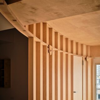 広間は「住みながら育てる」ことを意識し、照明は素朴なブラケットライトに。造作の台座は3パターンある
