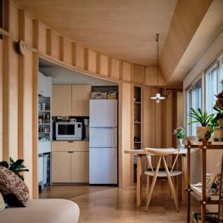 現在、広間はリビングやダイニングとして活用。ダイニング（写真右奥）とキッチン（写真左奥）の間は正円の壁を大きく開口し、壁を挟んだ2つの空間の自然なつながりを創出。キッチンにいるときも窓越しまで視線が抜け、のびやかな居心地を味わえる