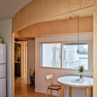 街並みを望む窓際をダイニングとして使用。心地よい日差しとのびやかな眺めを楽しみながら食事ができる