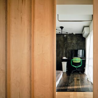 ご主人の個室の内装は甘さを抑えたダークトーン。コンクリートの躯体を直接ペイントした黒い壁が印象的