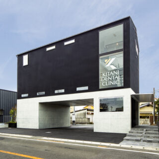 外観。ご要望だった付近にある川の氾濫対策を兼ね、1階はRC造。木造の2、3階部分は木造で計画した。診察室、技工室は窓が少ないが、階段室の2階から3階までを吹き抜けとし、さらに大きく開口して日射を屋内に取り込んだ。階移動のときなど、外が見えリフレッシュできる