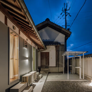 この地域にまだ数多く残る、蔵を所有する昔ながらの農家の住宅。リノベーションを経て、過去の記憶を残しつつも現代のライフスタイルに馴染む住まいに生まれ変わった。
