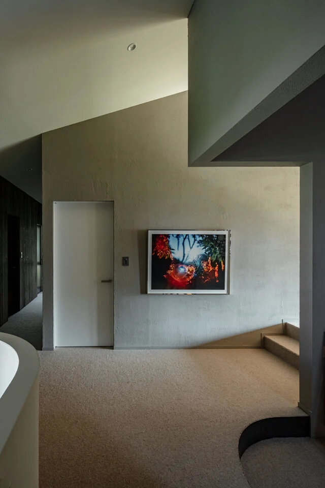 階段の箱を上がった先にある空間。絵画を見ながら階段を登っていくと、吹き抜けが広がる