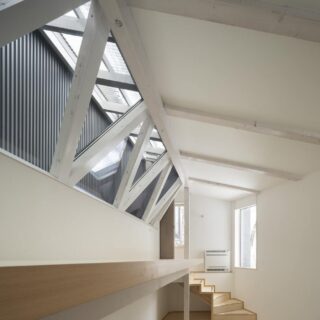増築部分。左の既存の建物と構造的には分離しつつ一体化させたところを明かり取りとし、視線の抜けも確保