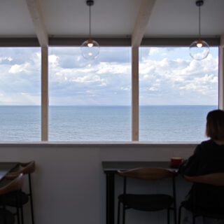 リゾートの海とは一味違った、荒々しい生命力を感じる厚田の海。斉藤さんもオーナーと同じく、美しさと力強さを兼ね備えたこの自然の風景に惹かれた一人だ
