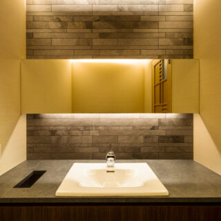 2階、トイレ内手洗い。トイレはラグジュアリーな雰囲気を重視して計画した