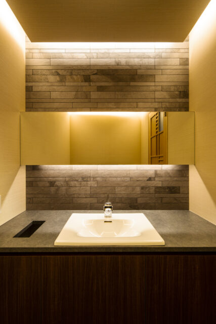 2階、トイレ内手洗い。トイレはラグジュアリーな雰囲気を重視して計画した