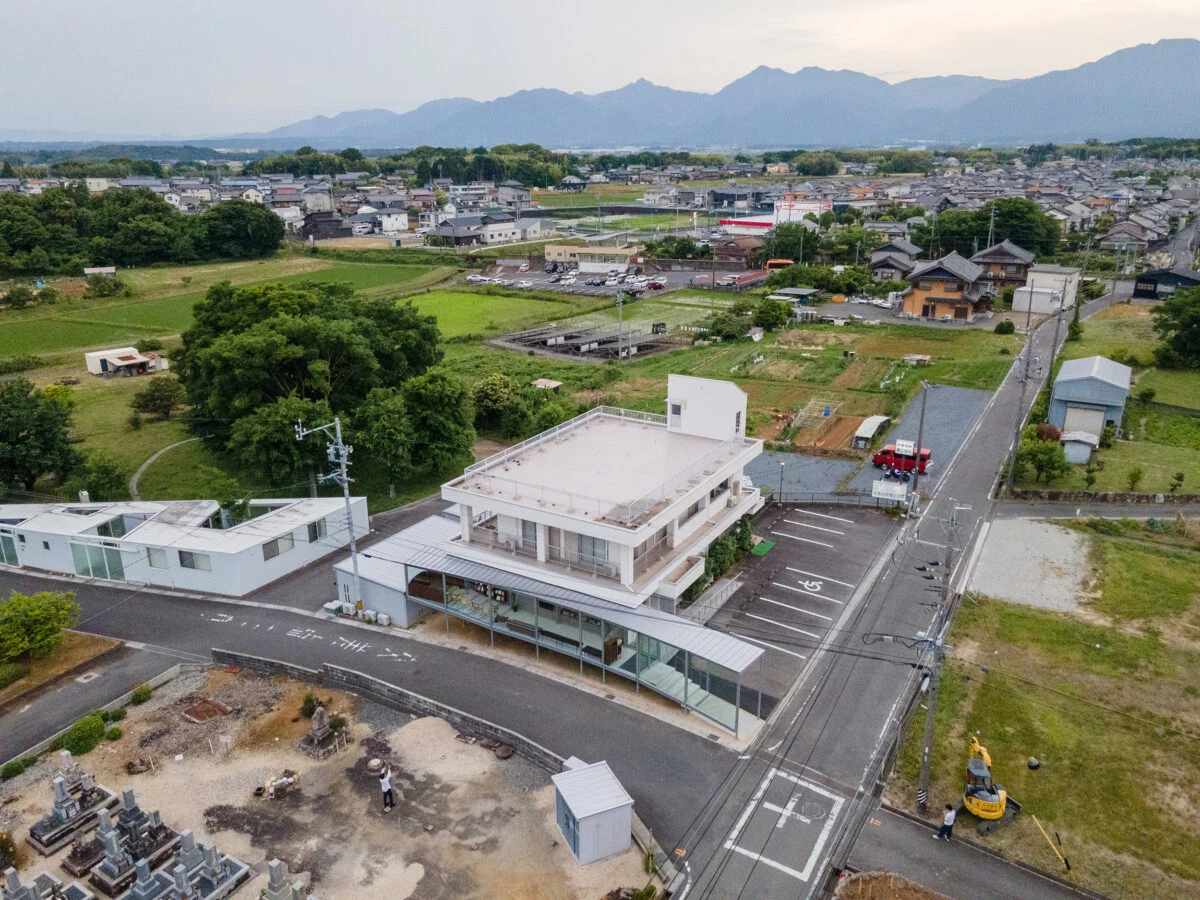上空から。増築部は写真手前の細長い部分。既存部は駐車場も含めてほとんど変更していない。増築部は最低限の規模で、最大の効果を求めた。診察を続けながら増築工事をし、連休中に既存部のリフォームを実施。スケジュールやコスト面でも考えつくされたプランであることがわかる