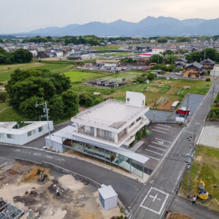上空から。増築部は写真手前の細長い部分。既存部は駐車場も含めてほとんど変更していない。増築部は最低限の規模で、最大の効果を求めた。診察を続けながら増築工事をし、連休中に既存部のリフォームを実施。スケジュールやコスト面でも考えつくされたプランであることがわかる