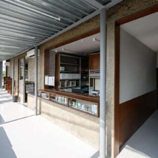 既存建物の窓を取り外し、受付のカウンターとして活用。ちょうど良い高さと幅を確保できた。以前は外にあふれ出していた多くの書類を、すべて受付内のエリアに収納することができるようになった