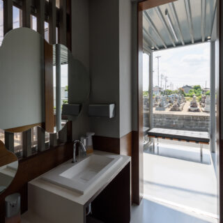 トイレ前の洗面所。子どもが使いやすい高さの洗面ボウルを用意した。かわいい雲形の鏡が人気だという