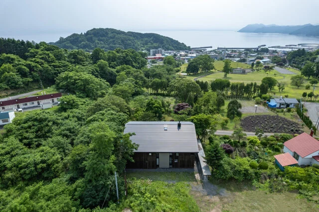 敷地の前には公園があり、その先に豊浦の街並み、豊浦湾と続く。グラデーションのように連なる景色が美しい