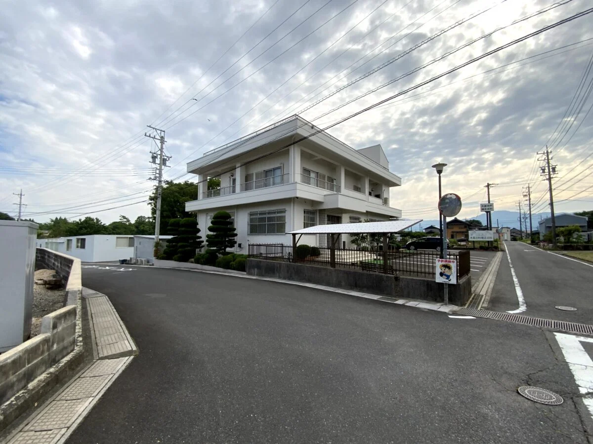増築前の既存建物。40年前には一般的な、医療機関として信頼される、堂々とした佇まい。写真手前の駐輪場や植栽部分に、今回の増築部を配置した