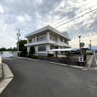 増築前の既存建物。40年前には一般的な、医療機関として信頼される、堂々とした佇まい。写真手前の駐輪場や植栽部分に、今回の増築部を配置した