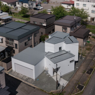 箱（部屋）が様々な方向を向いていることがわかる。ビルトインガレージは玄関の風よけになる位置に配置した