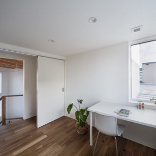 2階の個室。衣装部屋や将来の子ども部屋として使用することを想定している。この部屋も引戸をあけるとリビングとつながり、気配を感じることができる