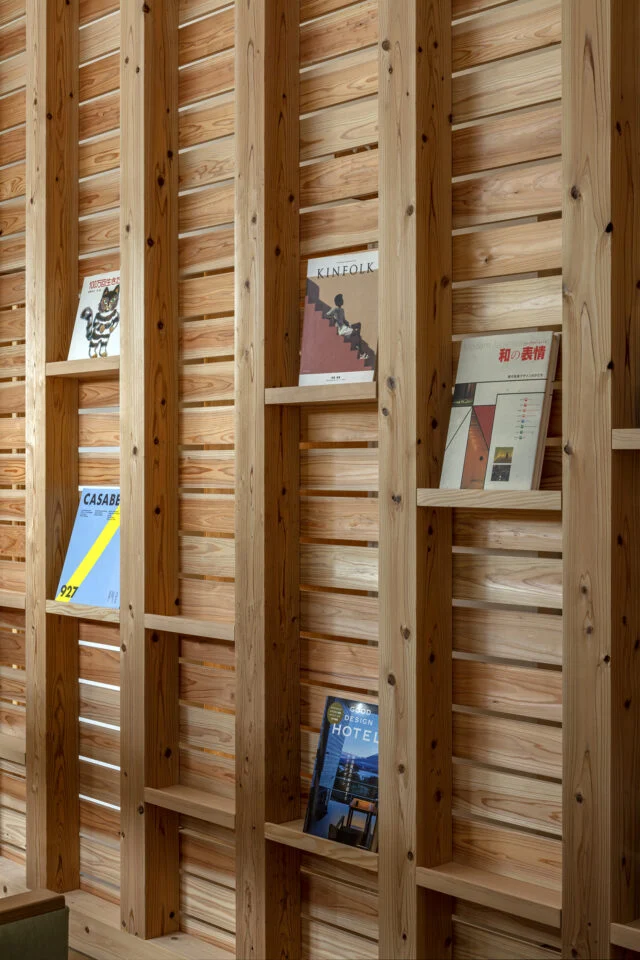 木摺り壁の棚。棚板は動かせ、雑誌や絵本を表紙を見せて置ける。ポスターを掛けたり、絵を飾ったりすることもできる。