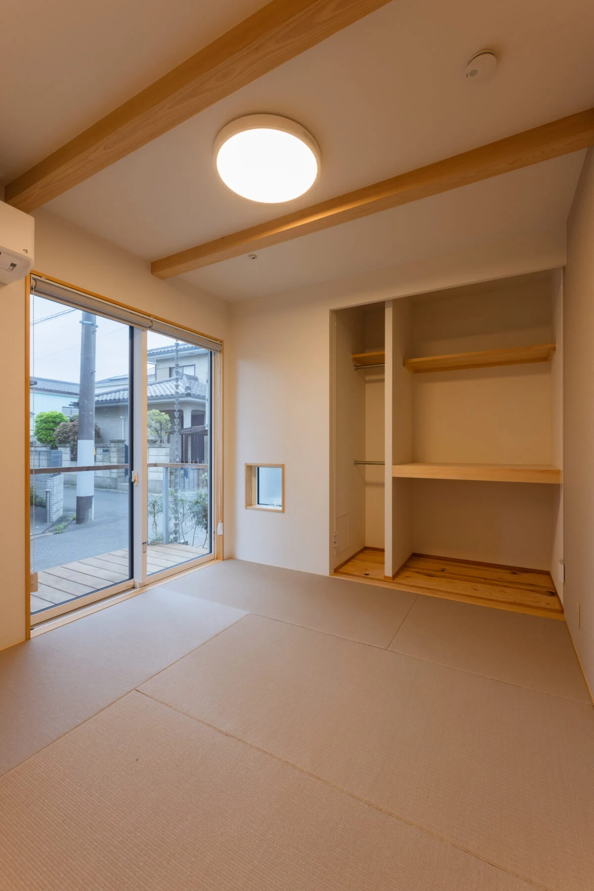以前の住まいで使っていたものと同じ畳を入れた和室。メーカーまで揃えている。梁を見せた天井が、柔らかな印象をつくる