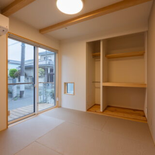 以前の住まいで使っていたものと同じ畳を入れた和室。メーカーまで揃えている。梁を見せた天井が、柔らかな印象をつくる