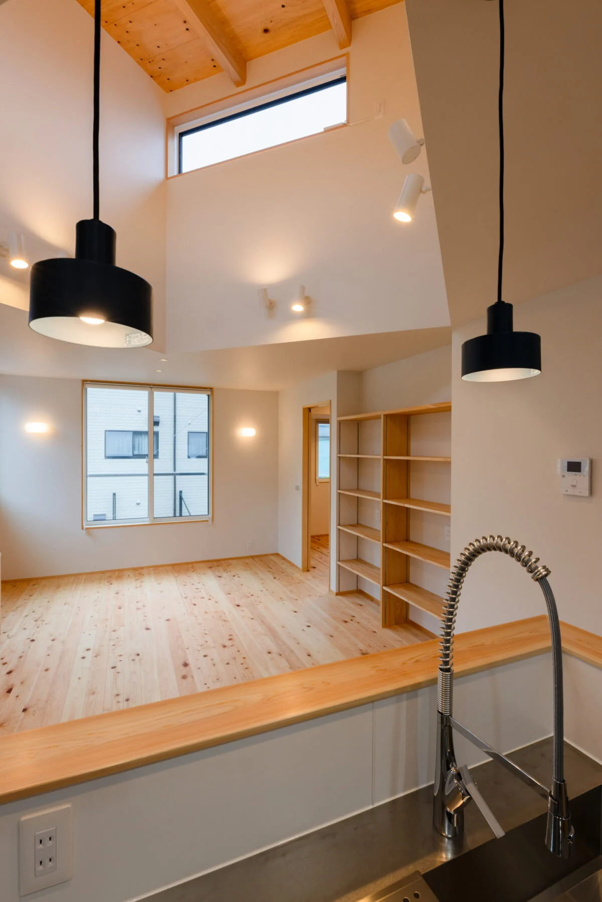 2階のキッチン。リビング中央の塔屋の吹き抜けが大きな存在感を示している
