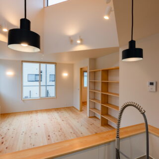 2階のキッチン。リビング中央の塔屋の吹き抜けが大きな存在感を示している