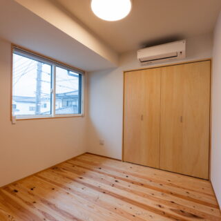 2階の寝室はシンプルに。木の温もりと白壁で柔らかな雰囲気に