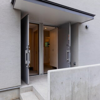 玄関には同じ扉が2つ並ぶ。右が1階、左が2階への入口。それぞれの住まいが、外から独立している