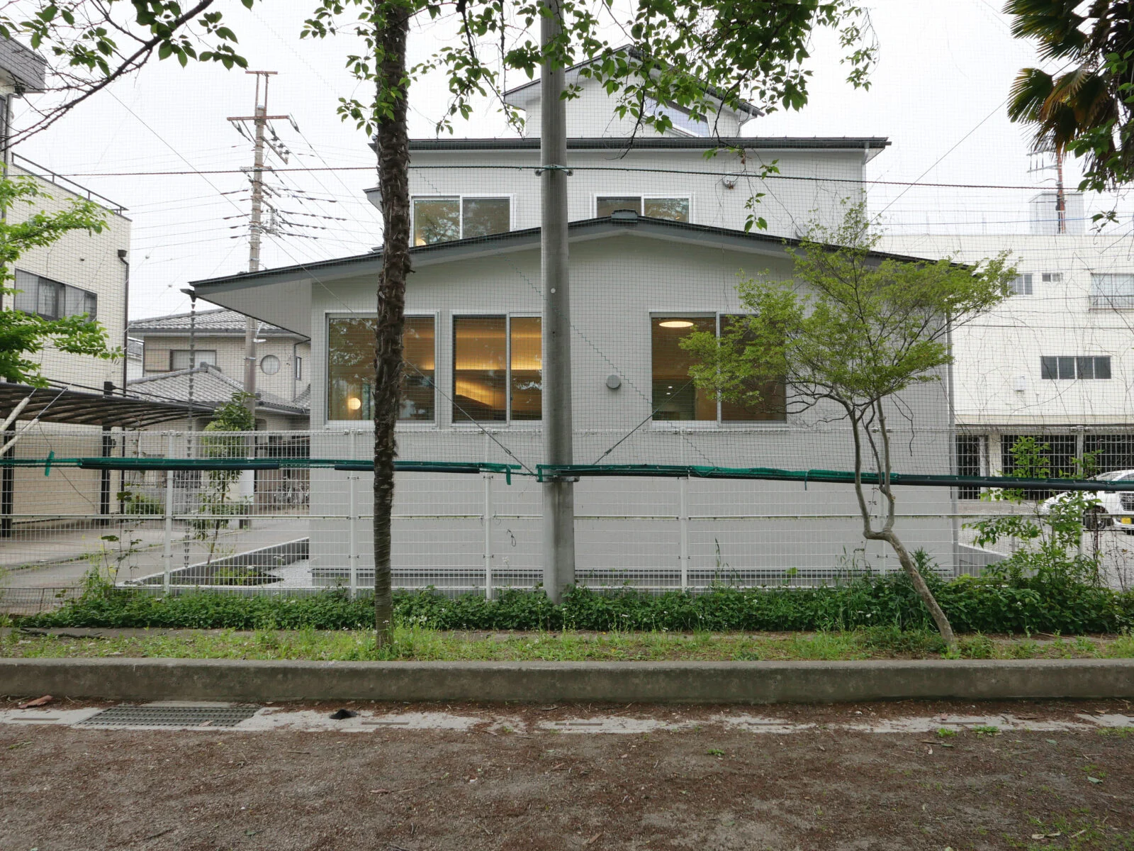 借景の桜と、塔屋から降りてくる光 それぞれの暮らしが重ならない二世帯住宅