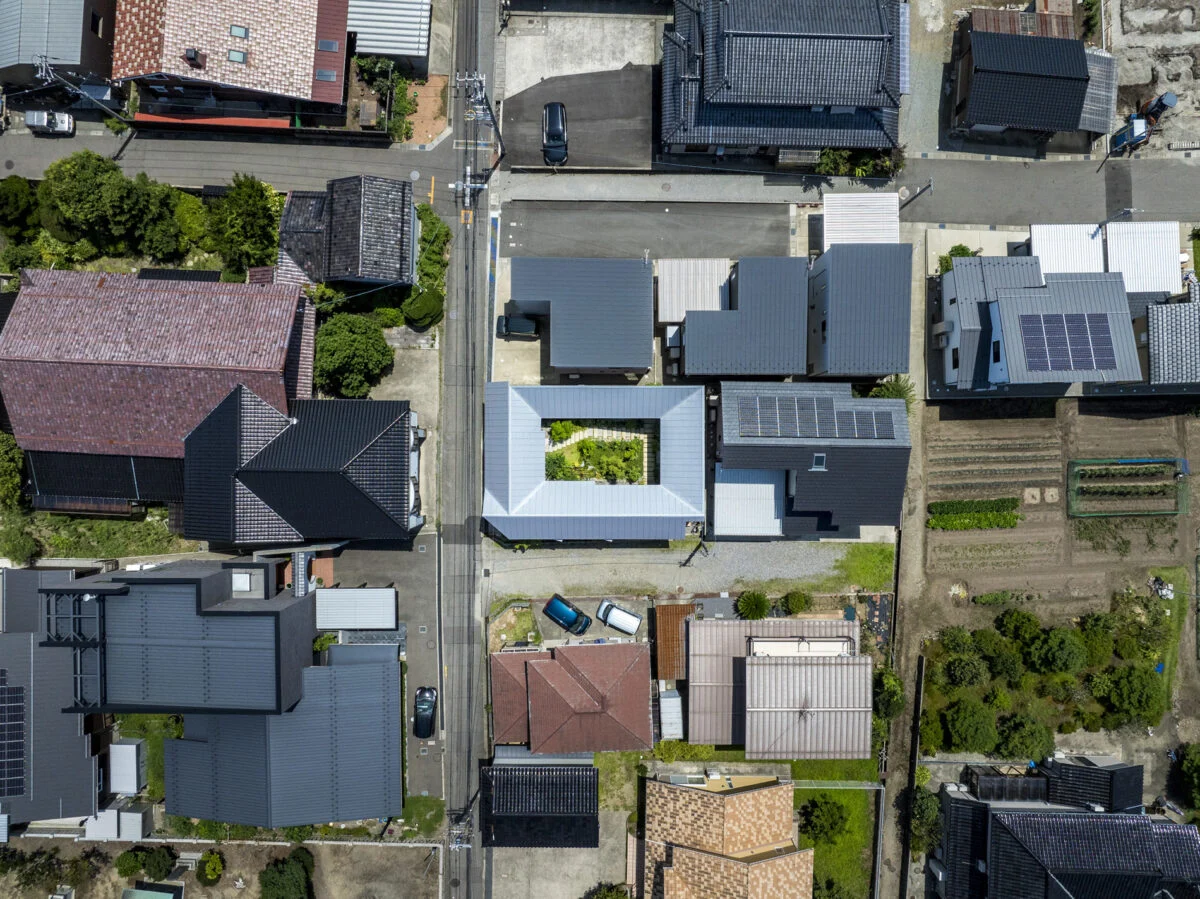 『長坂の浮輪』という作品名そのままに、中庭を囲う浮輪のような建物が、宙にぽっかりと浮かぶ寺崎邸。タニタハウジングウェア主催『屋根のある建築作品コンテスト2025』の住宅部門で大賞を受賞した